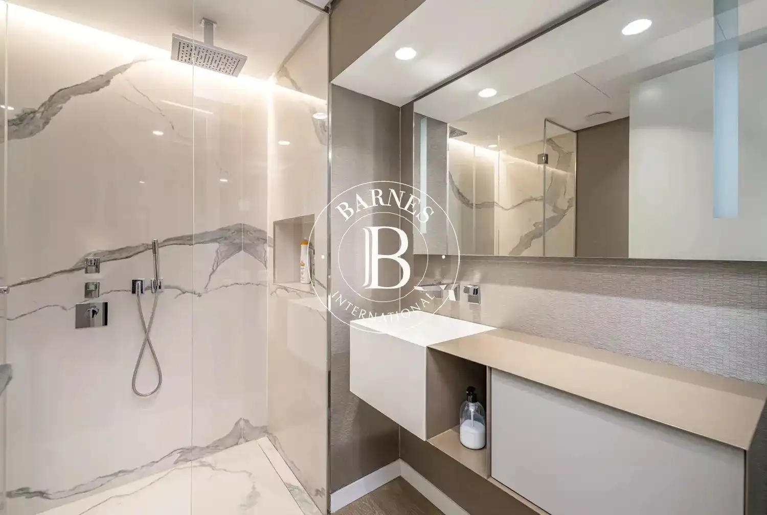 Bathroom of Flat for rent in Madrid  with Air Conditioner, Heating and Swimming Pool