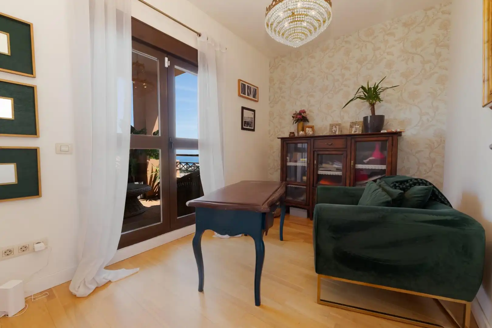 Sala d'estar de Casa adosada en venda en Benalmádena amb Aire condicionat, Jardí privat i Terrassa