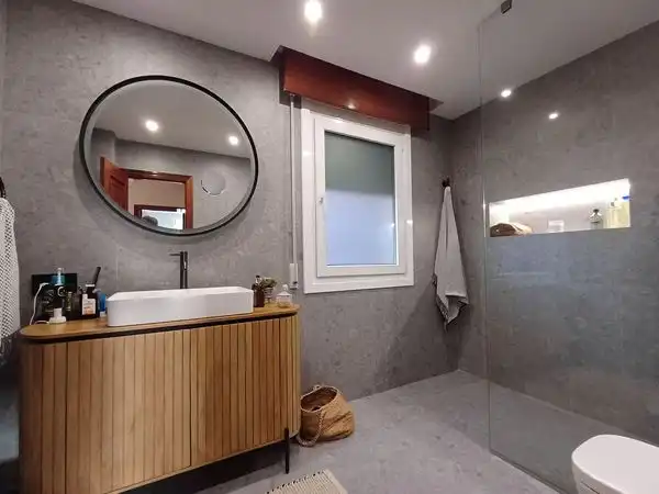 Bany de Casa o xalet en venda en Vigo  amb Calefacció, Jardí privat i Parquet
