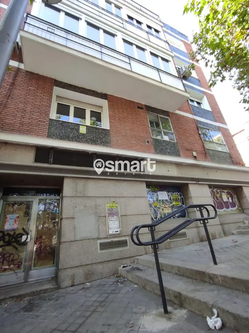 Vista exterior de Local en venda en Madrid