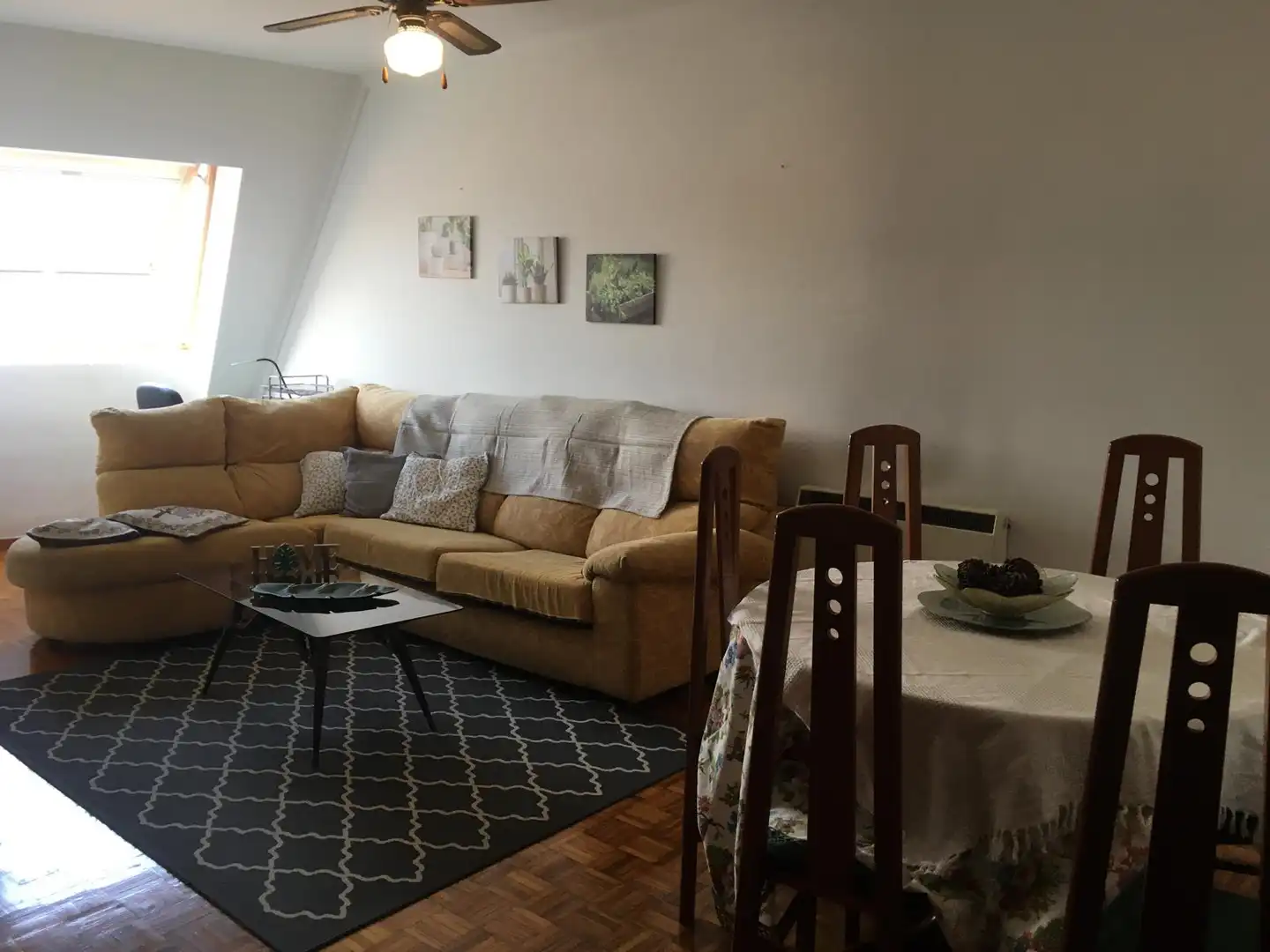 Sala d'estar de Àtic de lloguer en Ribeira amb Calefacció, Parquet i Moblat