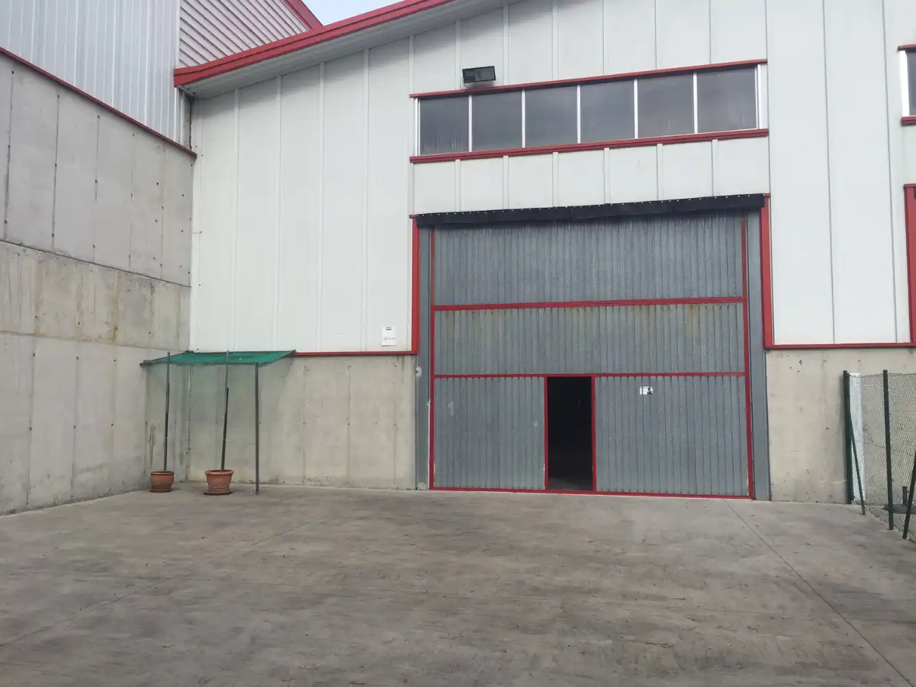 Vista exterior de Nau industrial de lloguer en Lezo