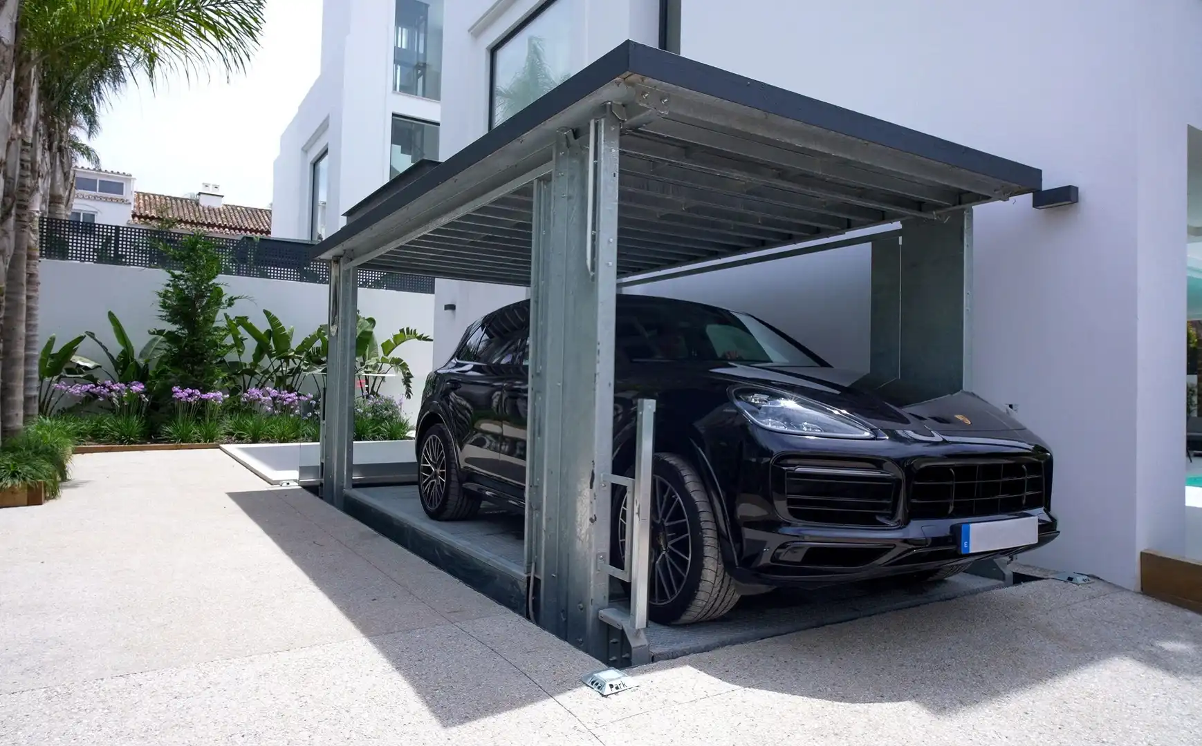 Parking de Casa o chalet en venta en Marbella con Aire acondicionado, Calefacción y Jardín privado
