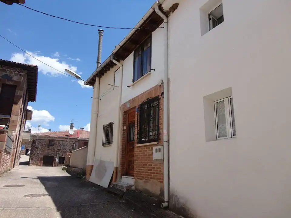 Vista exterior de Finca rústica en venda en Riocavado de la Sierra amb Moblat