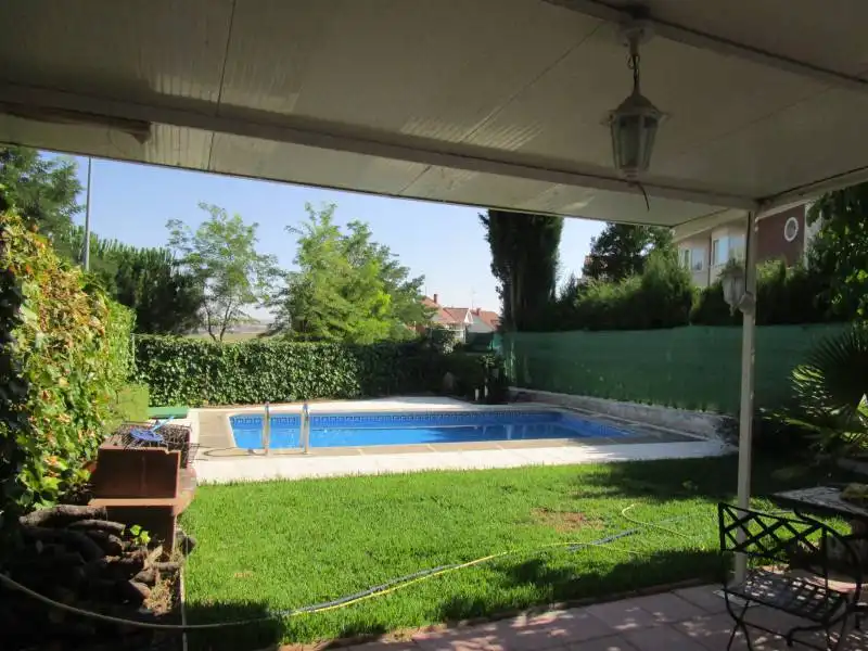Piscina de Casa adosada en venda en Cabrerizos amb Calefacció, Traster i Piscina