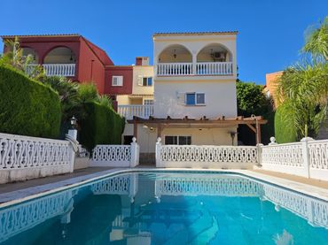 Casa aparellada amb piscina en venda a Calle Río Zújar