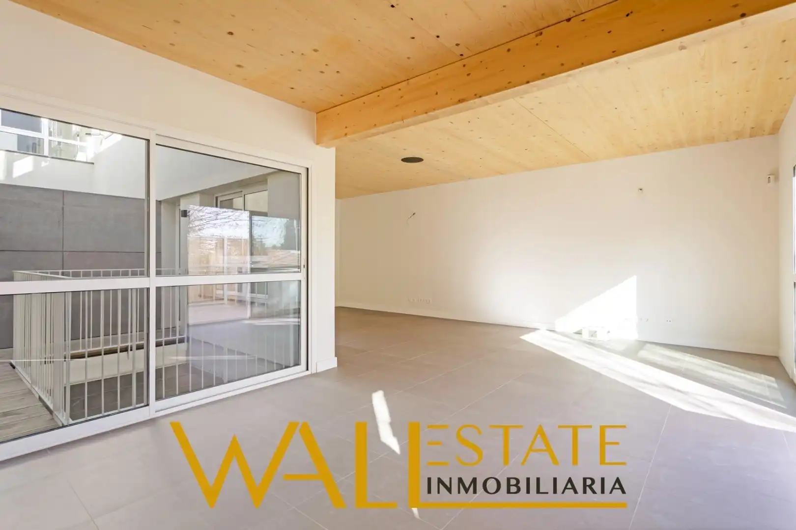 Vista exterior de Casa o xalet en venda en Madrid amb Calefacció, Jardí privat i Terrassa