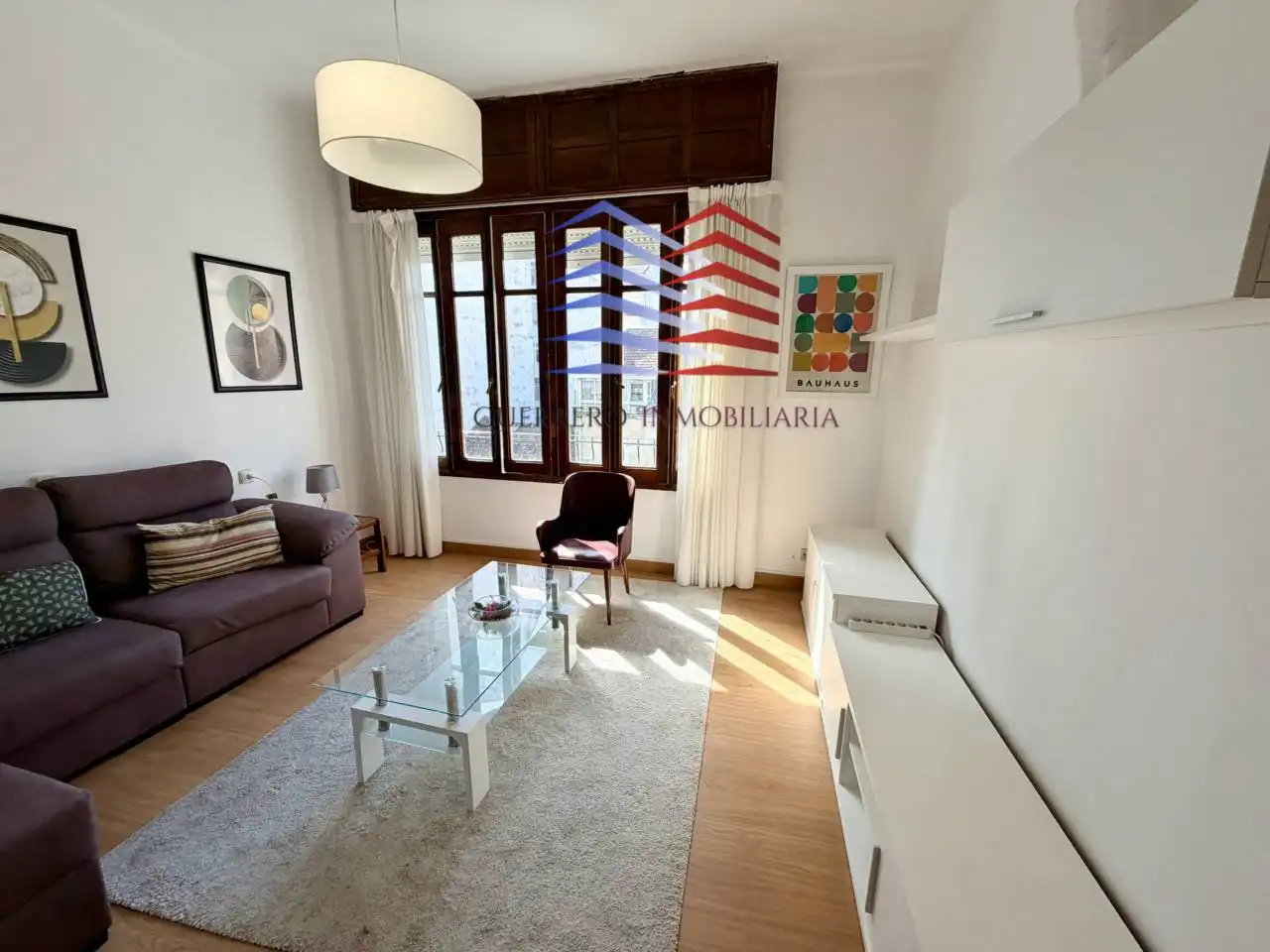 Sala d'estar de Apartament de lloguer en O Carballiño   amb Calefacció, Parquet i Moblat