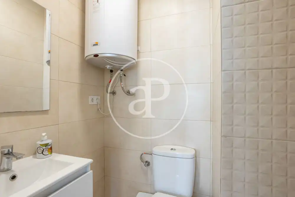 Bathroom of Flat for rent in Valencia  with Air Conditioner, Heating and Furnished