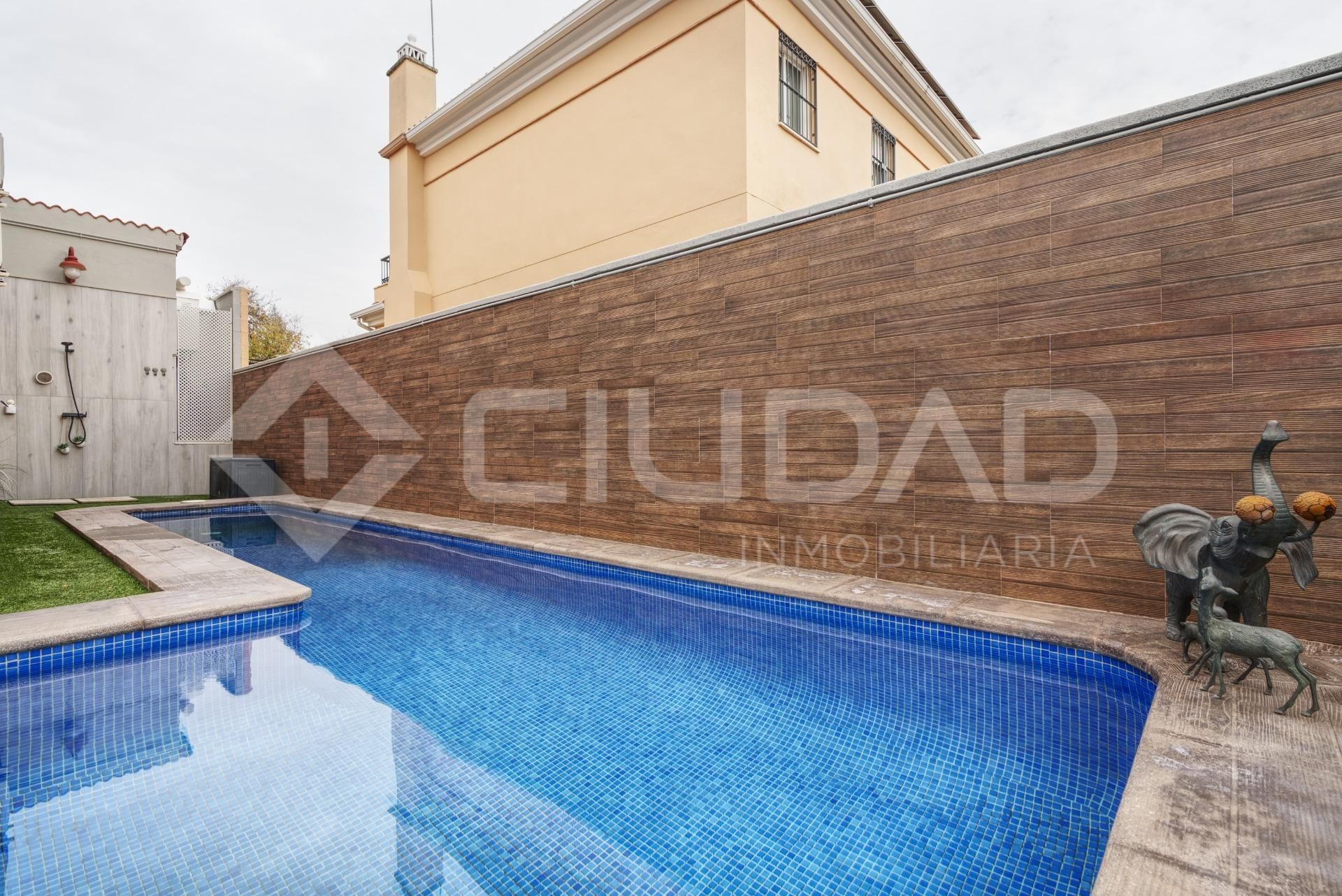 Piscina de Casa o xalet en venda en Mairena del Aljarafe amb Aire condicionat, Calefacció i Jardí privat