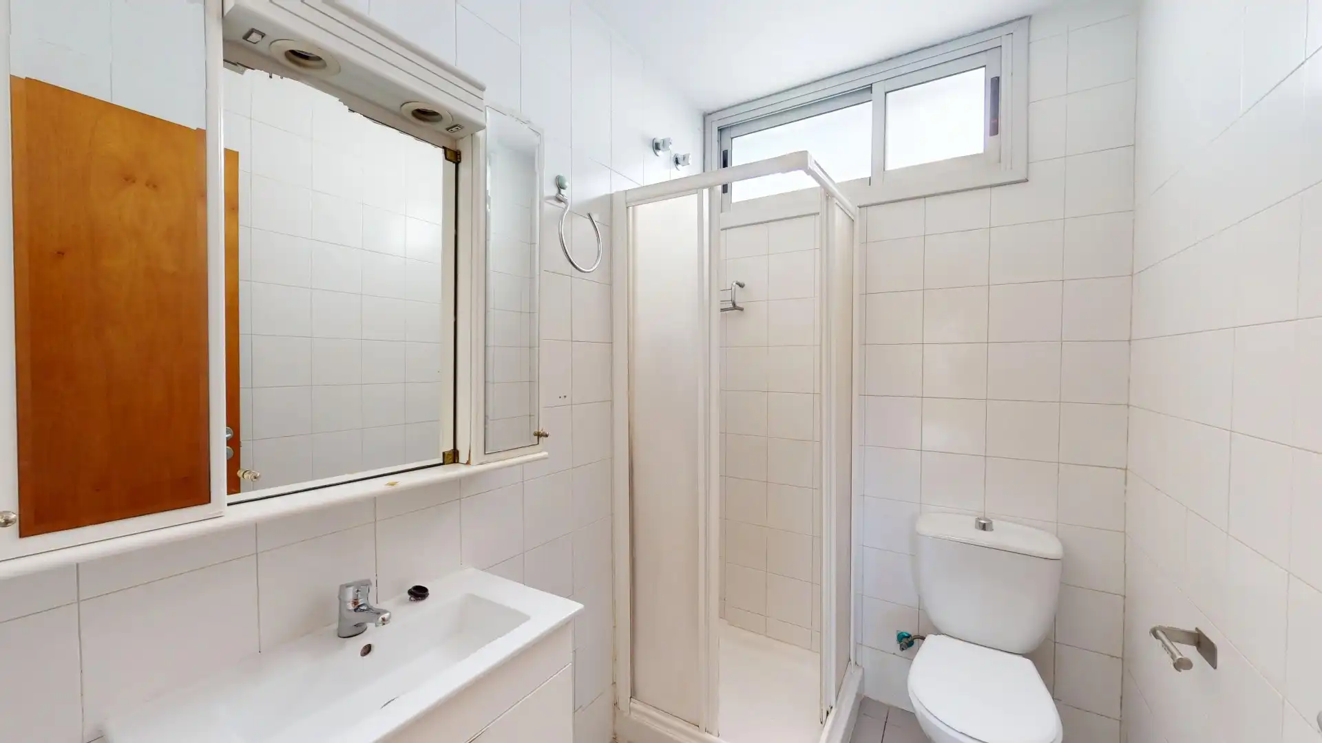 Badezimmer von Wohnung zum Verkauf in Barcelona mit Heizung und Balkon