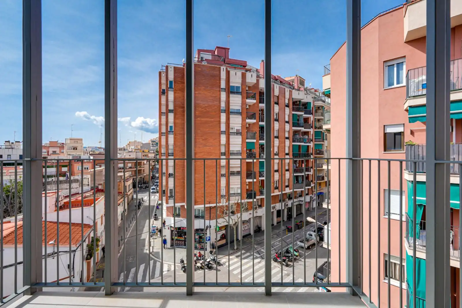Vista exterior de Piso en venta en L'Hospitalet de Llobregat con Terraza