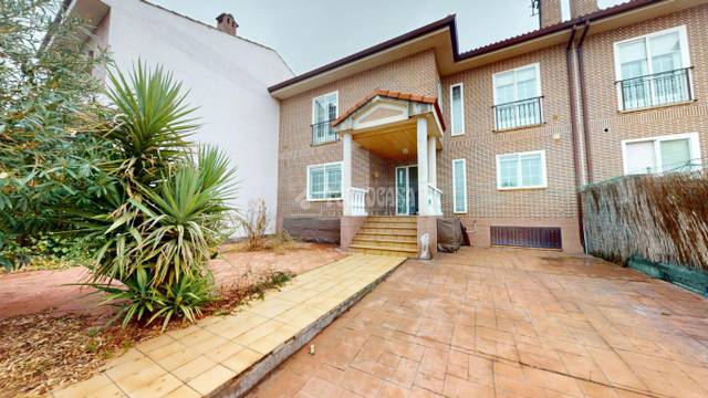 Casa adosada en Venta en C. Emeterio Atienza en El Casar