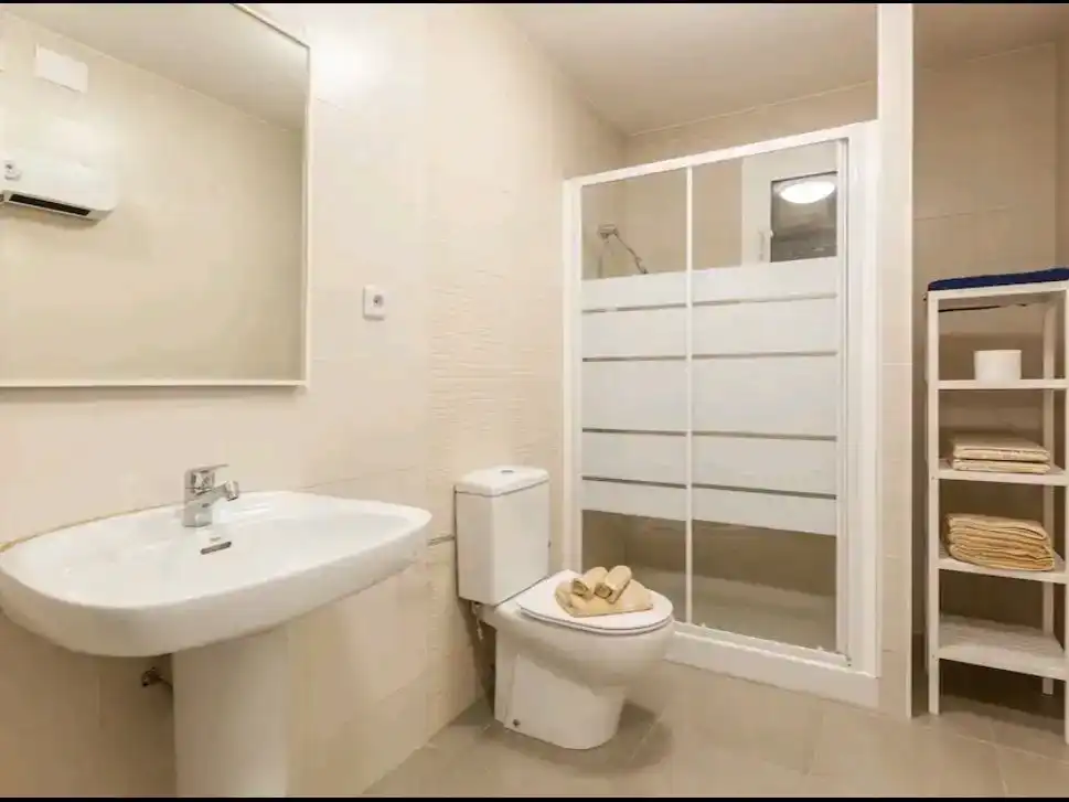 Badezimmer von Loft zur Miete in Vallromanes mit Klimaanlage, Abstellraum und Schwimmbad