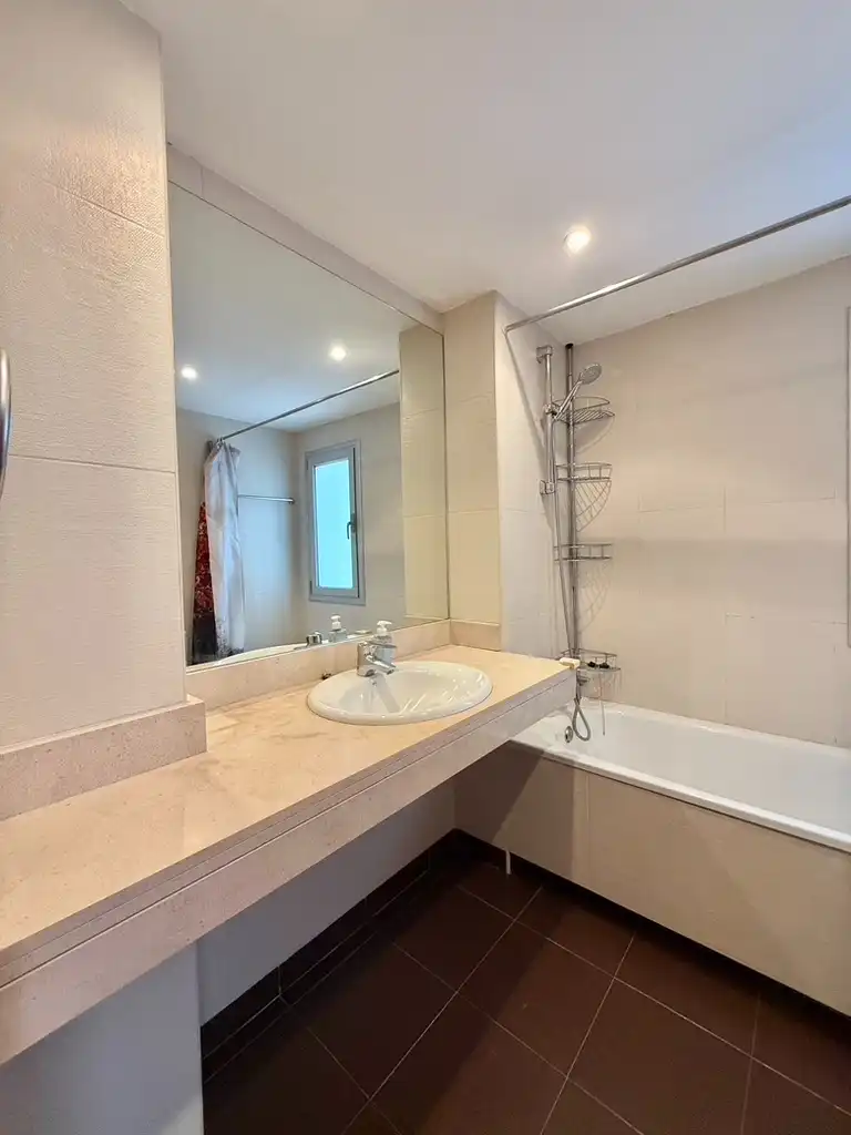 Badezimmer von Dachboden zum Verkauf in Figueres mit Heizung, Parkett und Terrasse