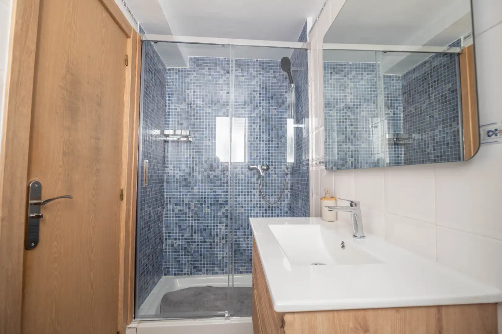 Bathroom of Flat for rent in Granada  with Air Conditioner, Heating and Furnished