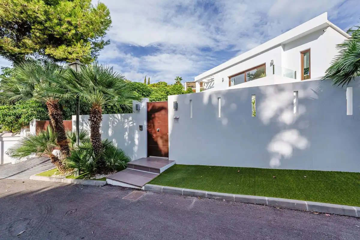 Vista exterior de Casa o chalet en venta en Marbella con Terraza y Piscina
