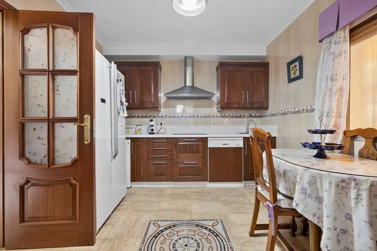 Küche von Einfamilien-Reihenhaus zum Verkauf in Dos Hermanas mit Klimaanlage, Heizung und Terrasse