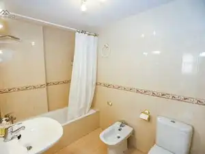 Badezimmer von Erdgeschoss zur Miete in Almuñécar mit Klimaanlage, Terrasse und Möbliert