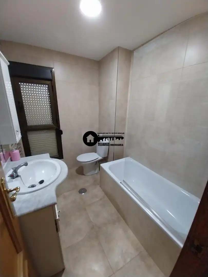 Baño de Piso de alquiler en Albacete con Calefacción, Terraza y Balcón