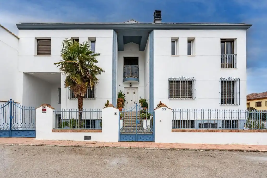 Casa amb piscina en venda a Calle Manuel de Falla 35