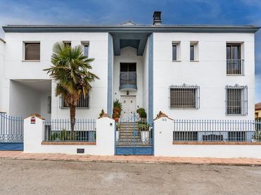 House with pool for sale in Calle Manuel de Falla 35