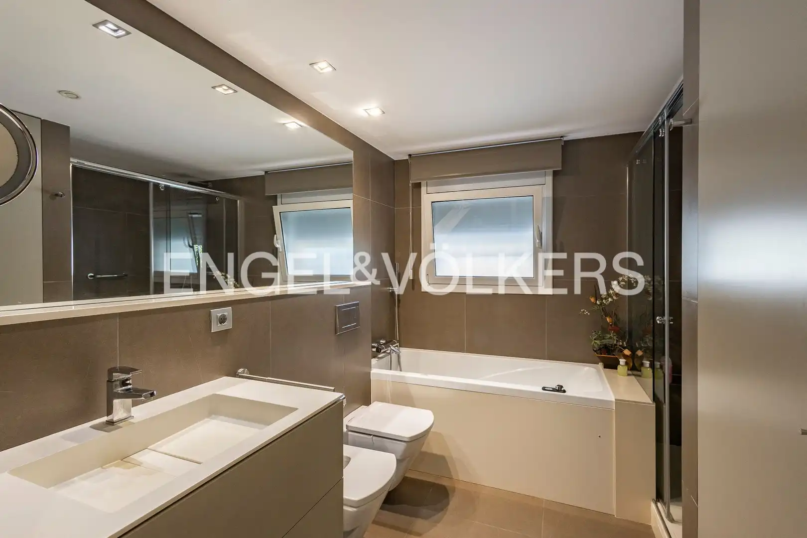 Bany de Apartament en venda en Esplugues de Llobregat amb Aire condicionat, Calefacció i Jardí privat