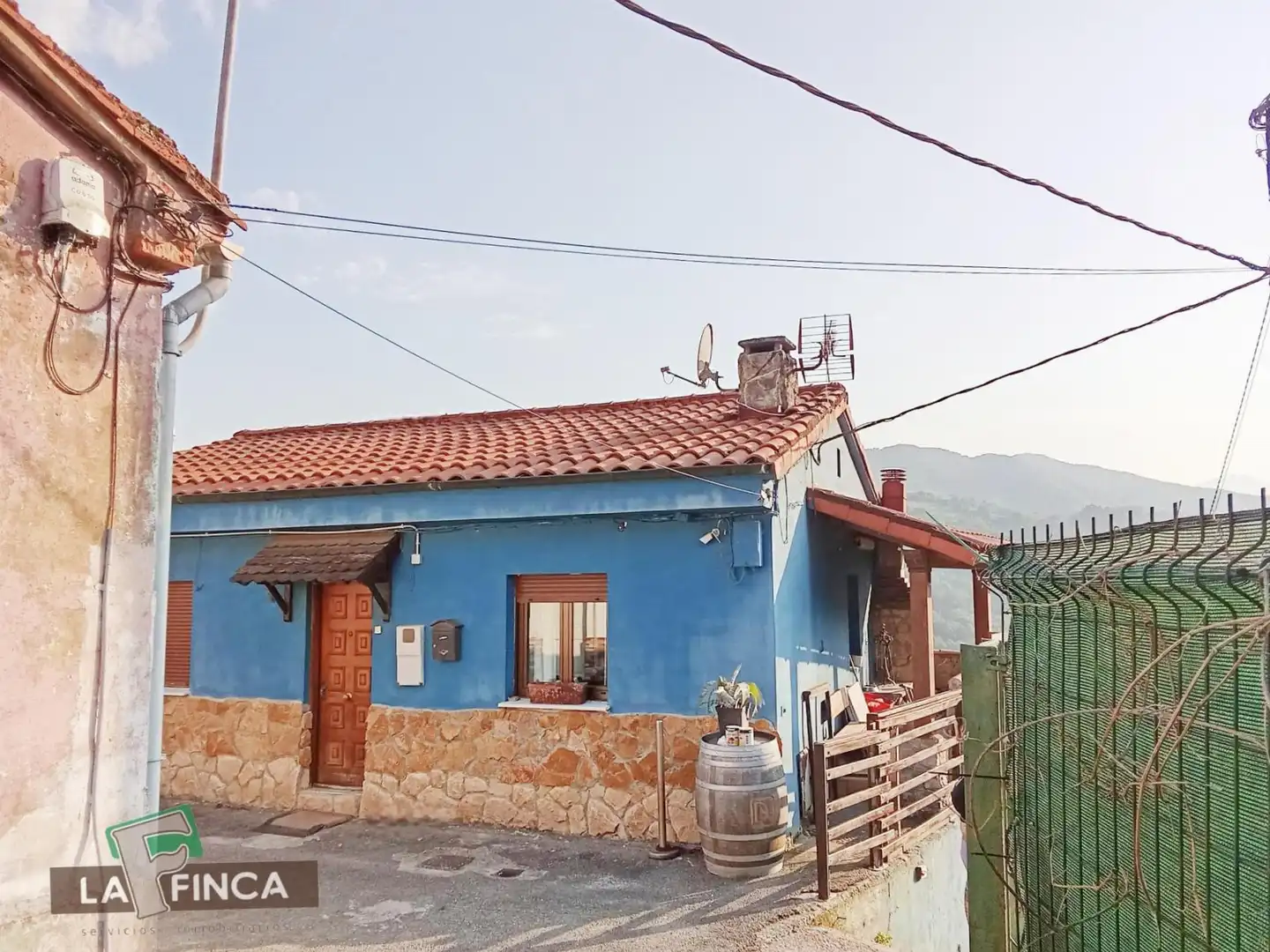 Vista exterior de Casa adosada en venda en Oviedo  amb Calefacció, Terrassa i Traster
