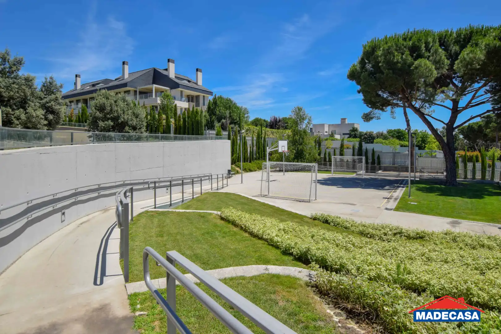Vista exterior de Ático en venta en Pozuelo de Alarcón con Aire acondicionado, Calefacción y Jardín privado