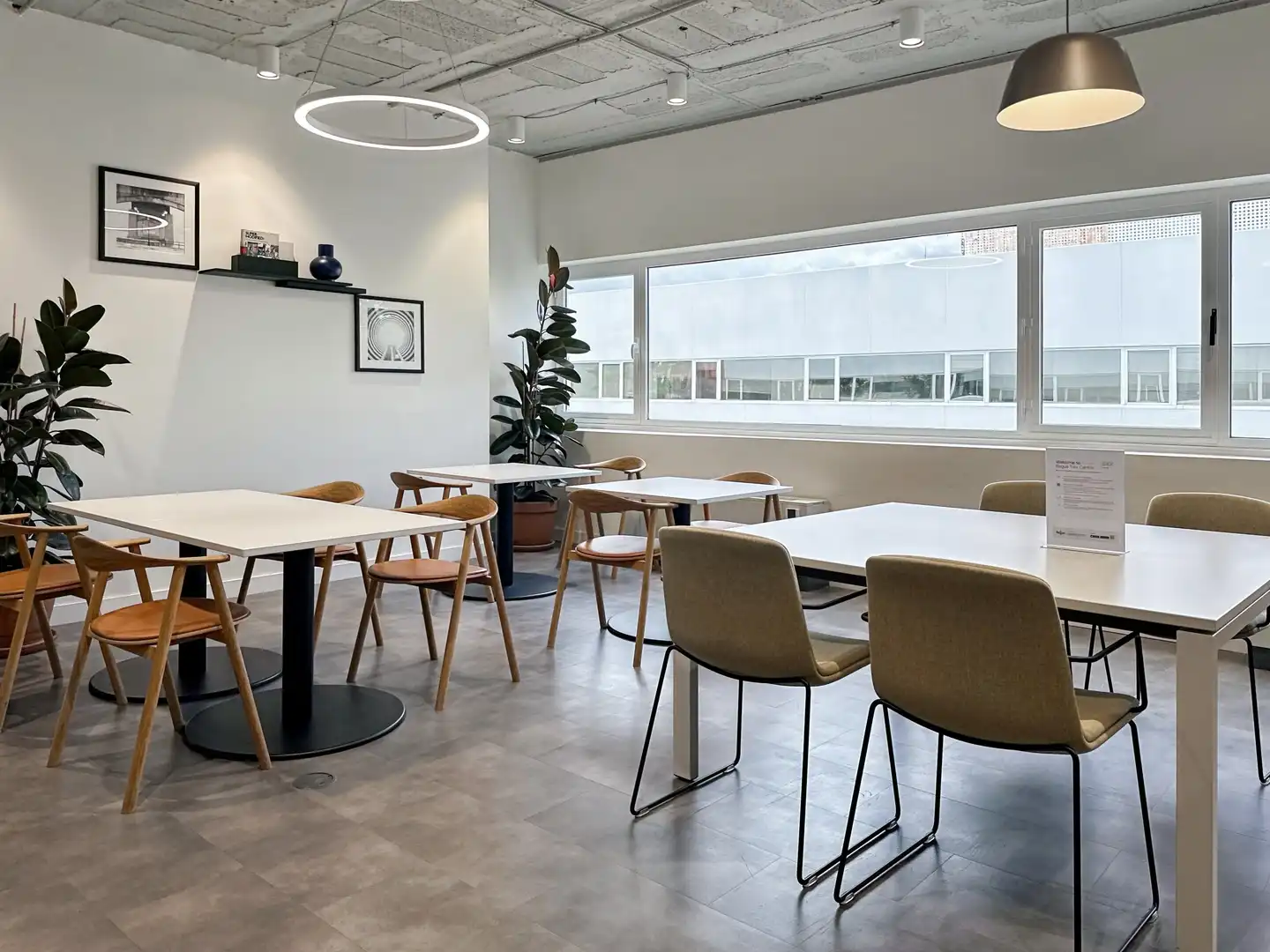 Comedor de Oficina de alquiler en Tres Cantos con Aire acondicionado, Calefacción y Amueblado