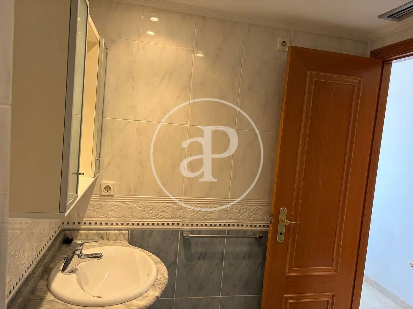 Baño de Piso de alquiler en Valencia con Aire acondicionado, Calefacción y Jardín privado