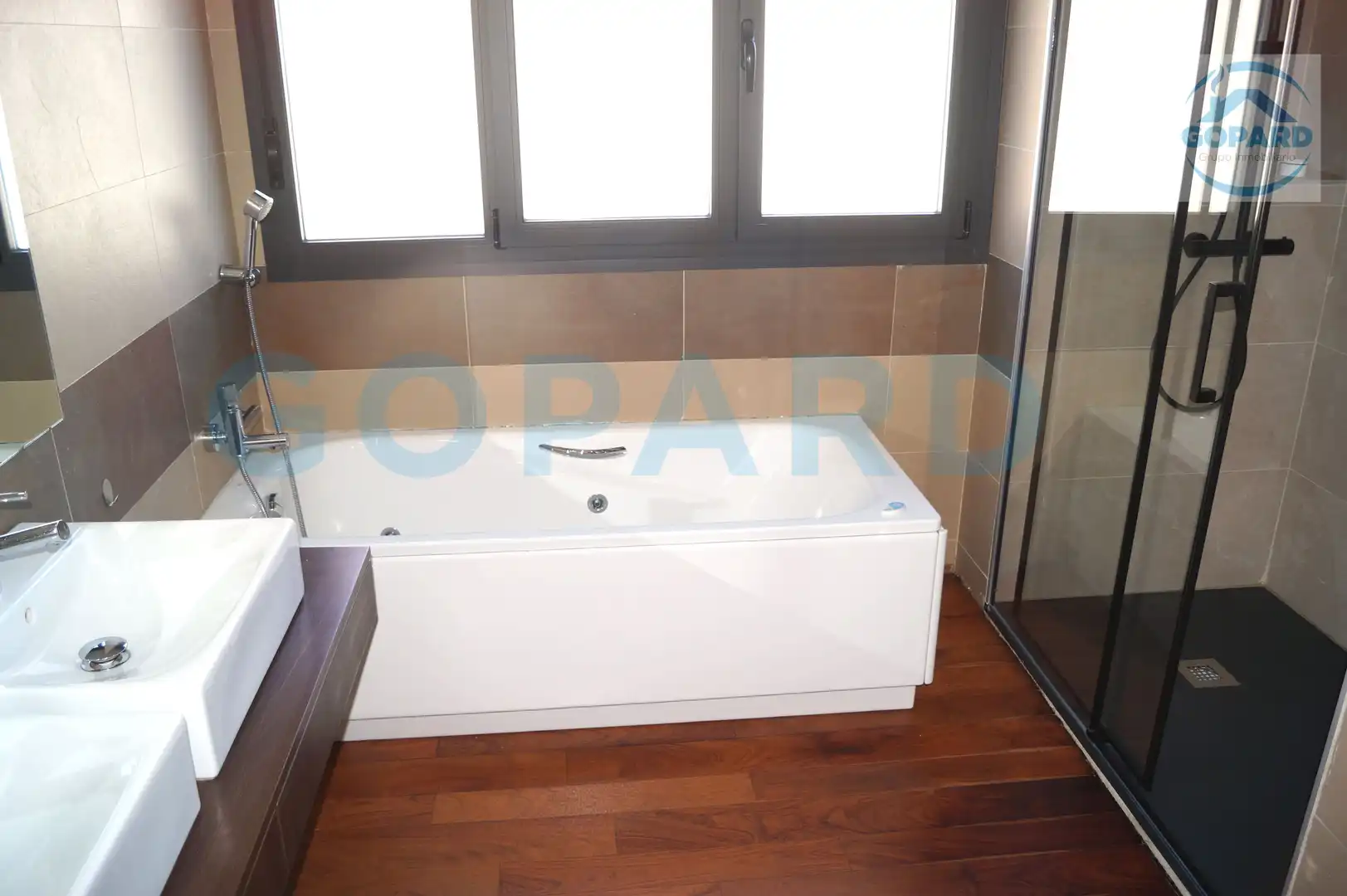 Baño de Casa adosada de alquiler en Villanueva de la Cañada con Aire acondicionado, Calefacción y Jardín privado