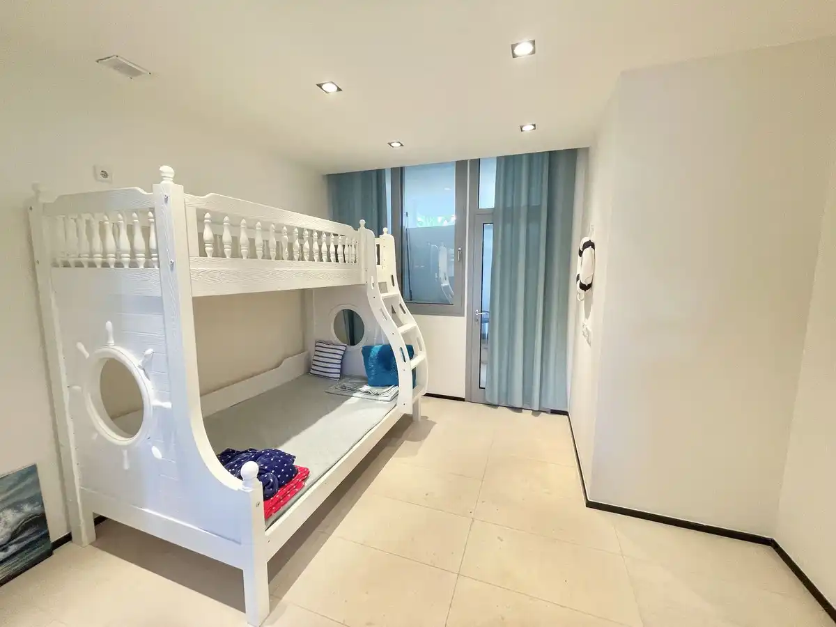 Dormitori de Casa adosada en venda en Marbella amb Aire condicionat, Terrassa i Moblat