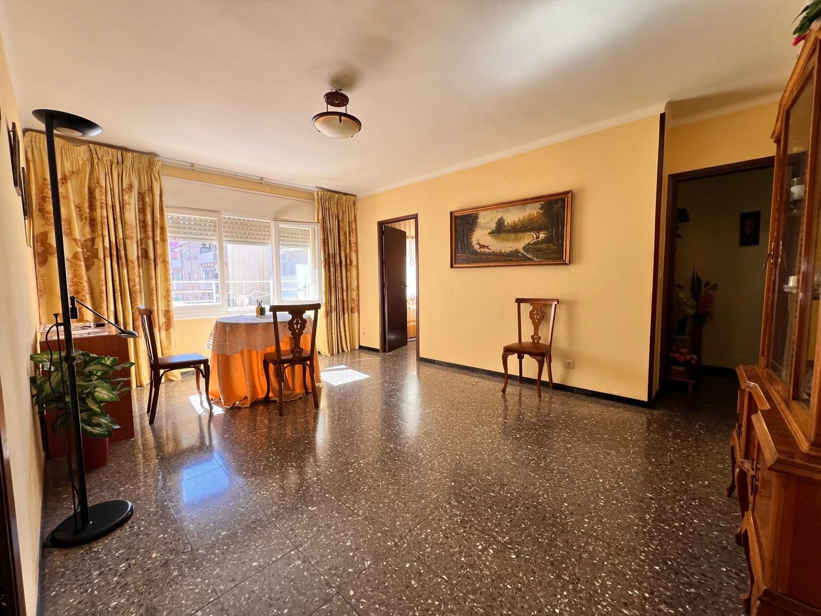 Vista exterior de Piso en venta en Cornellà de Llobregat