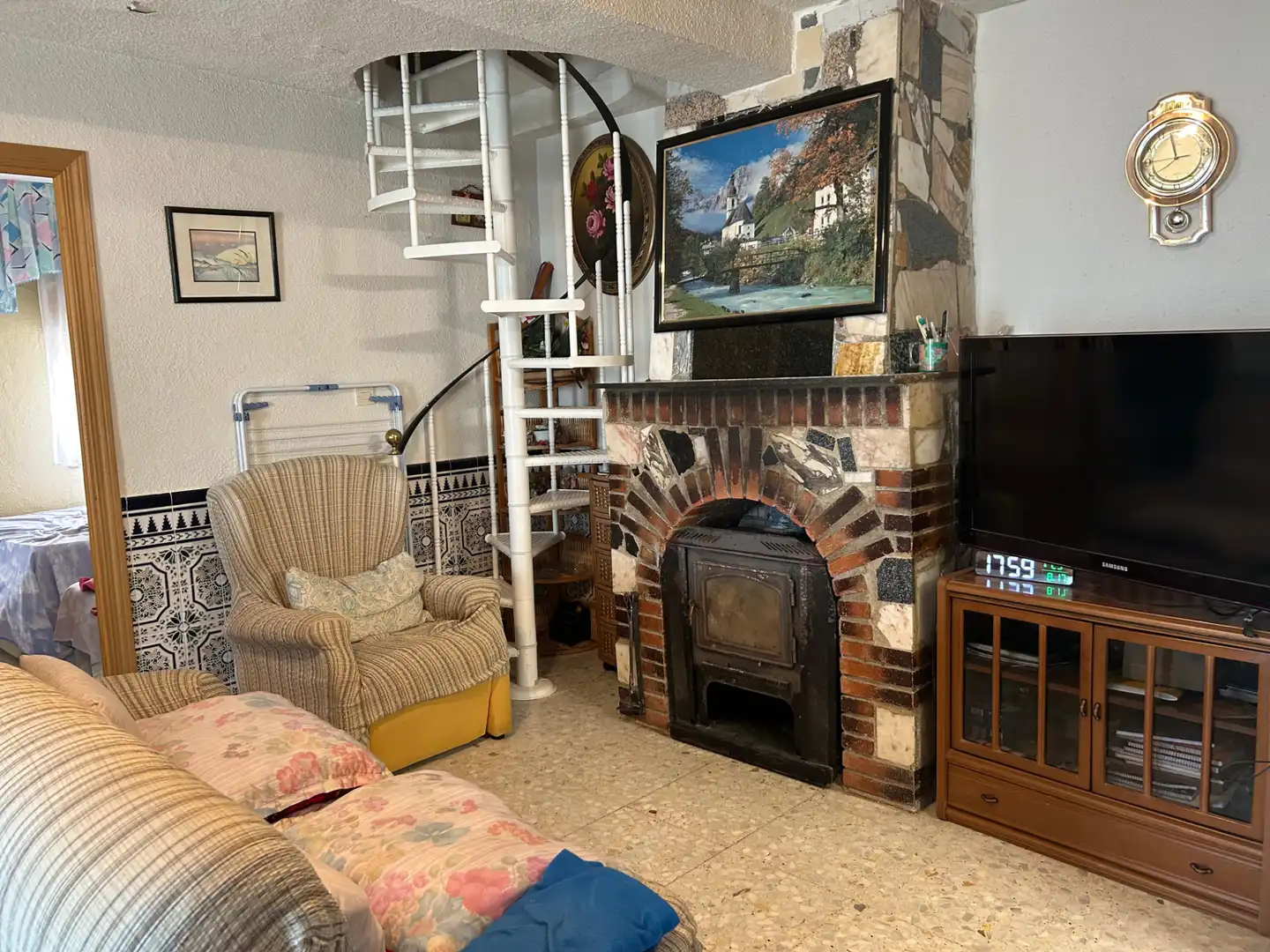 Wohnzimmer von Einfamilien-Reihenhaus zum Verkauf in Santa Cruz del Retamar mit Klimaanlage, Heizung und Privatgarten