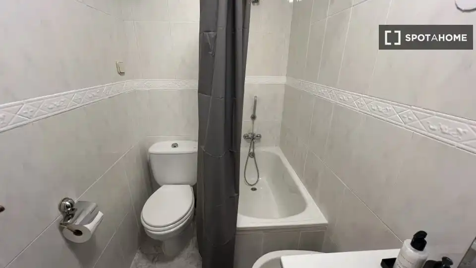 Bathroom of Flat for rent in Madrid  with Air Conditioner, Heating and Furnished