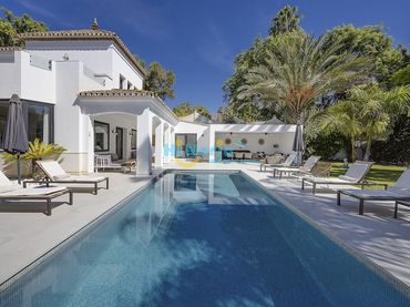 Casa amb piscina en venda a Benahavís pueblo