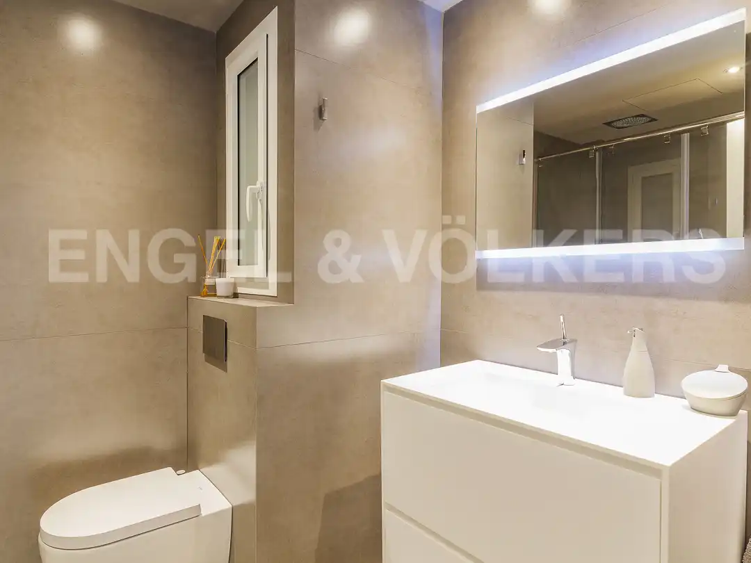 Badezimmer von Dachboden zum Verkauf in Barcelona mit Klimaanlage, Heizung und Terrasse