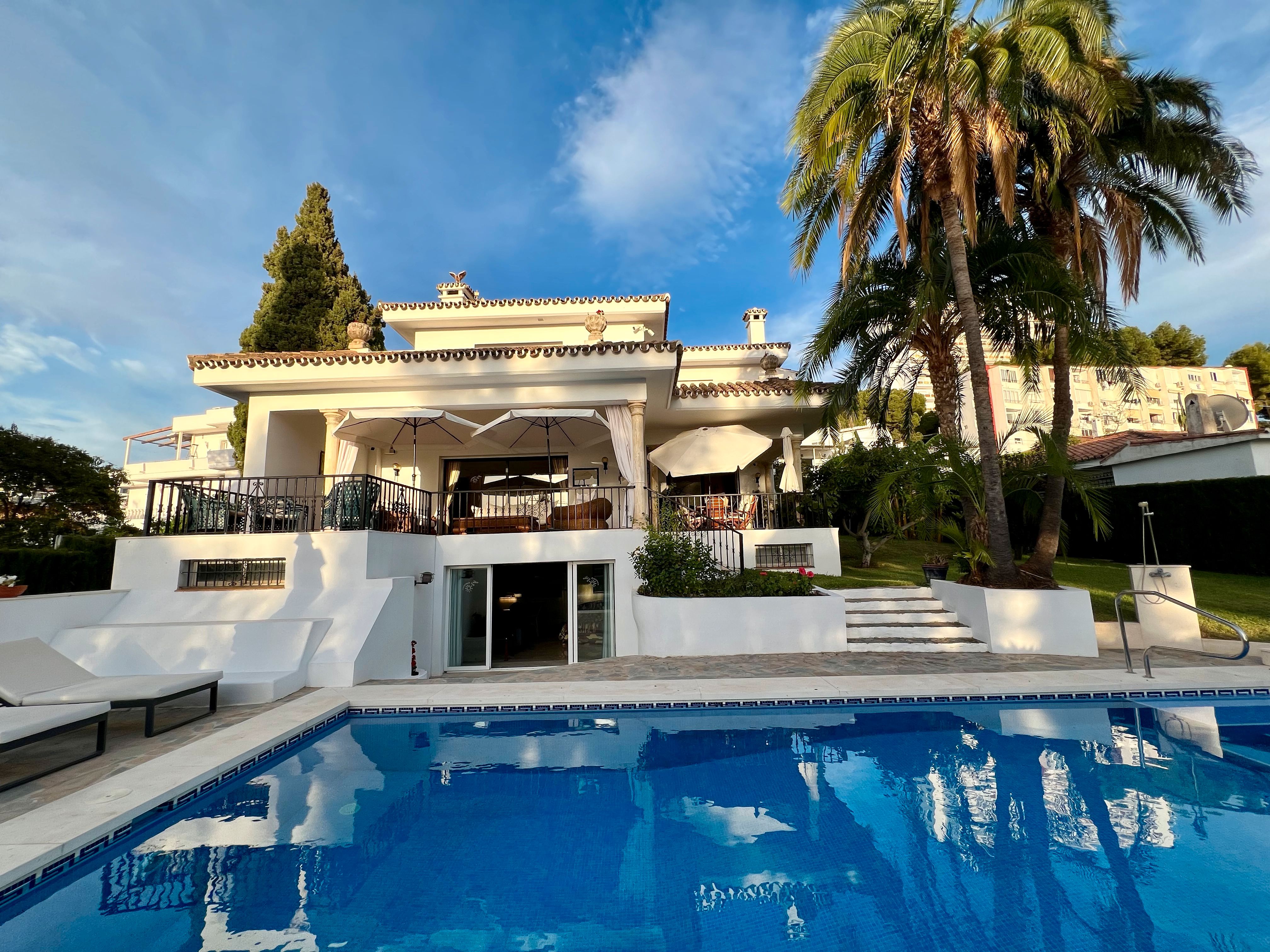 Vista exterior de Casa o xalet en venda en Marbella amb Aire condicionat, Calefacció i Jardí privat