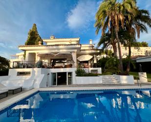 Vista exterior de Casa o xalet en venda en Marbella amb Aire condicionat, Calefacció i Jardí privat
