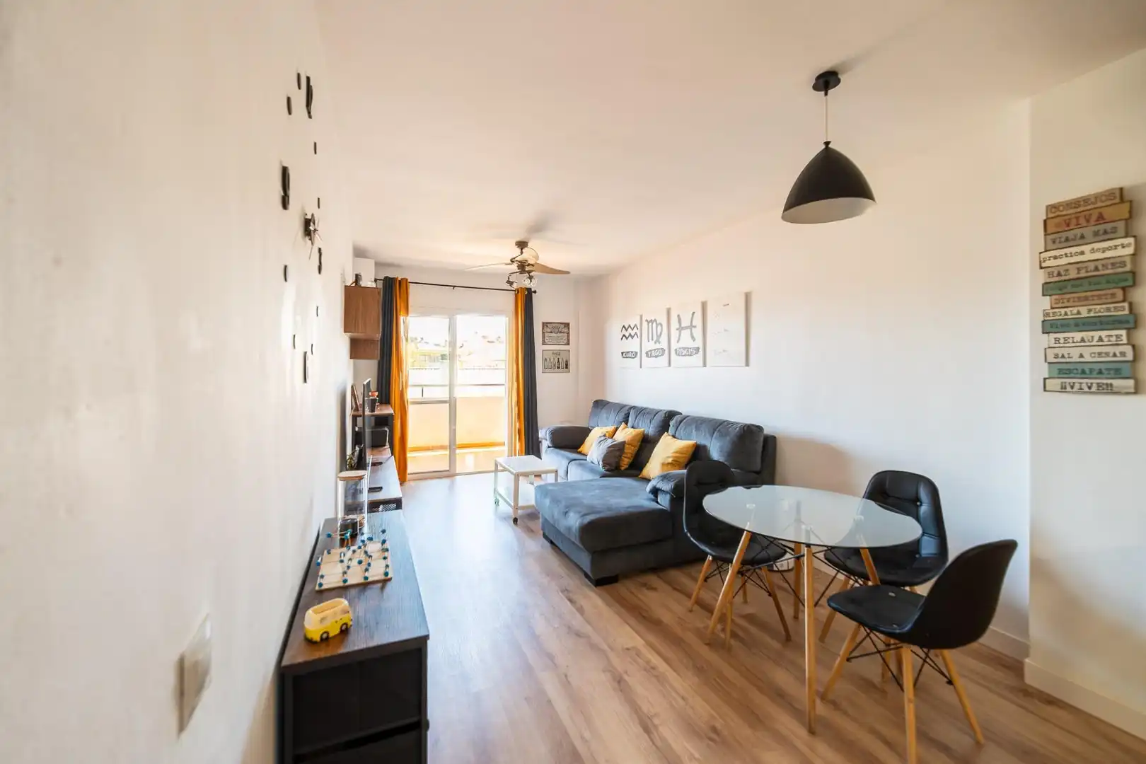 Sala d'estar de Pis en venda en Mijas amb Aire condicionat, Terrassa i Piscina comunitària