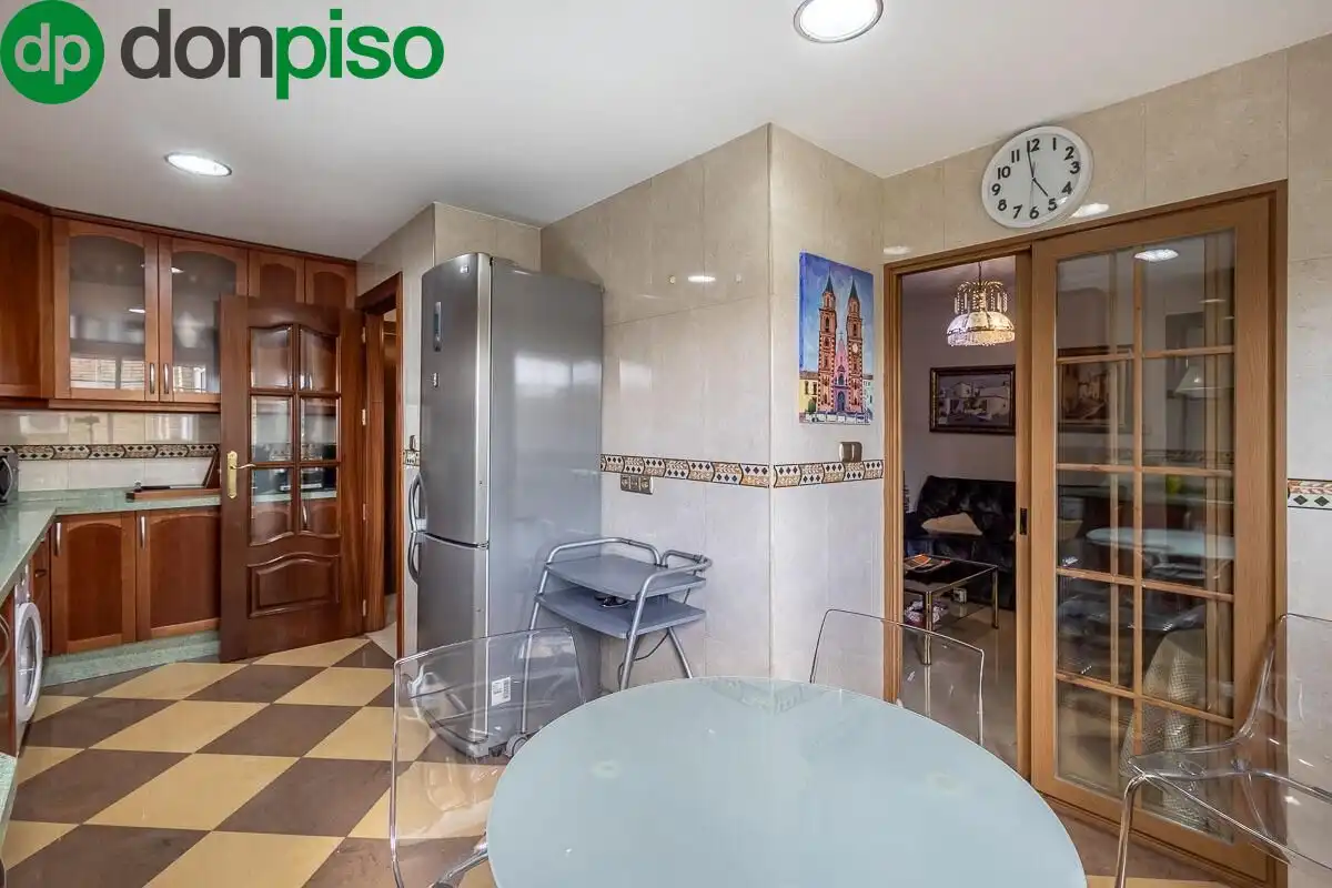 Kitchen of Flat for sale in Granada