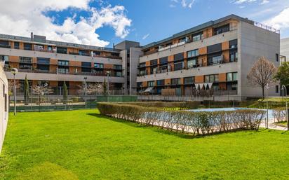 Vista exterior de Dúplex en venda en Tres Cantos amb Aire condicionat, Calefacció i Jardí privat