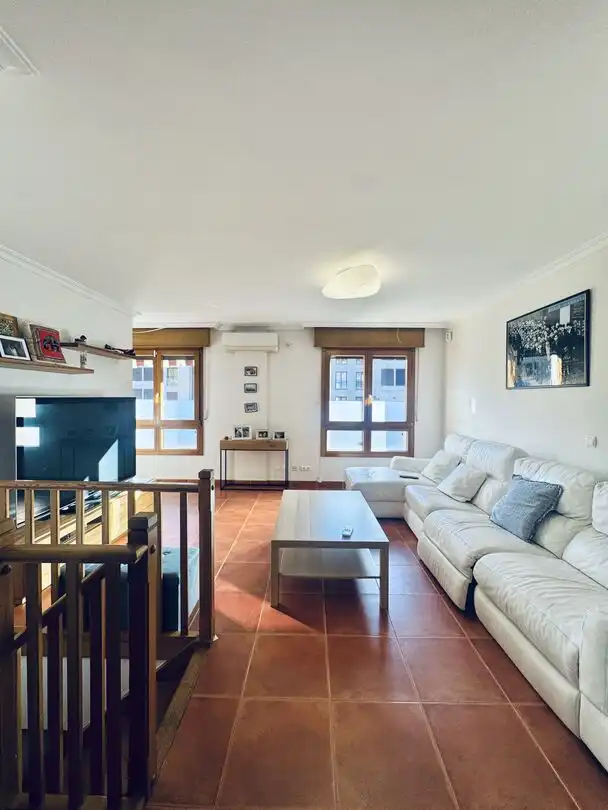 Sala d'estar de Dúplex en venda en Donostia - San Sebastián  amb Aire condicionat, Calefacció i Terrassa