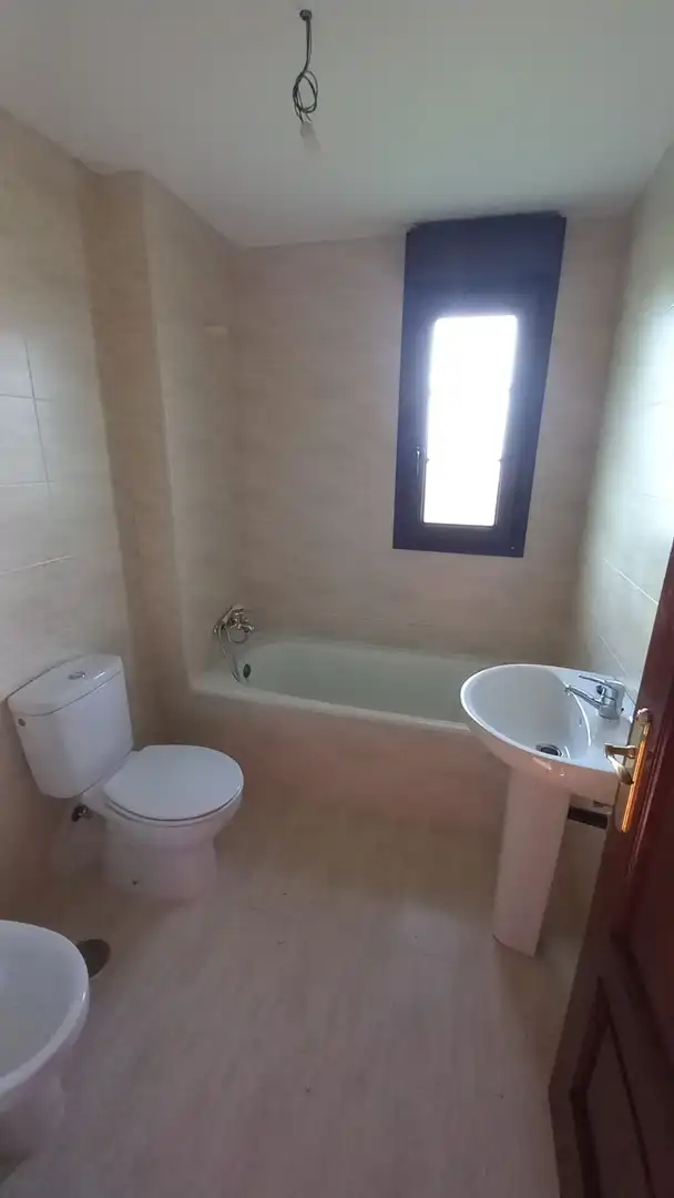 Bany de Casa adosada en venda en Reocín amb Calefacció, Jardí privat i Terrassa