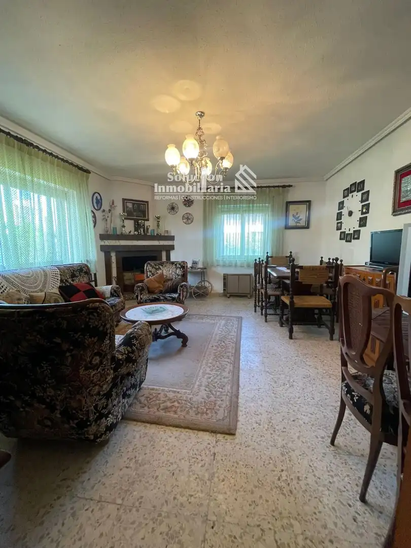 Sala de estar de Casa o chalet en venta en Doñinos de Salamanca con Calefacción y Amueblado