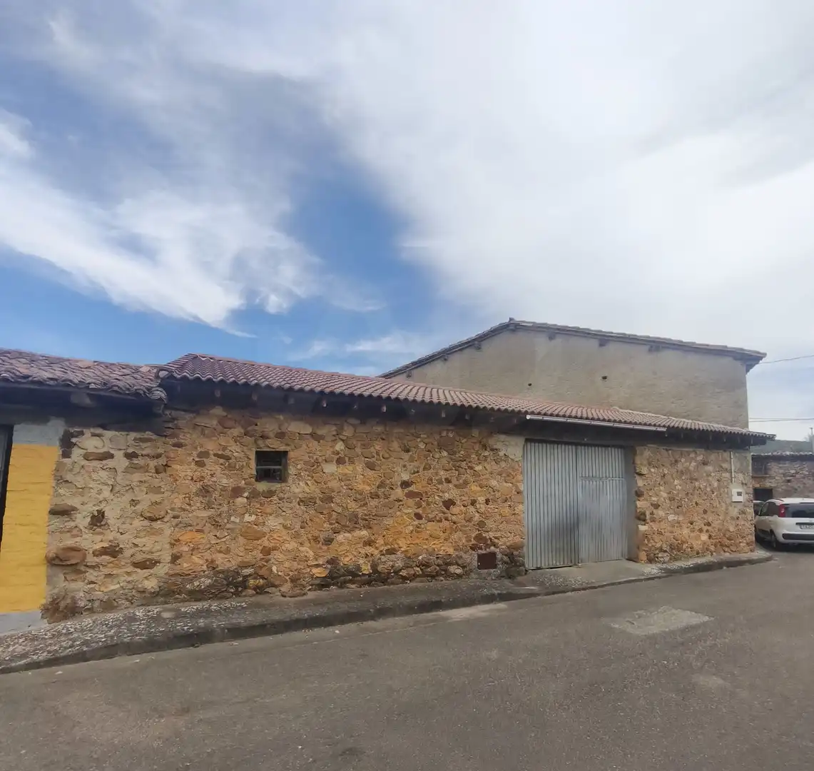 Vista exterior de Edificio en venta en Vegaquemada