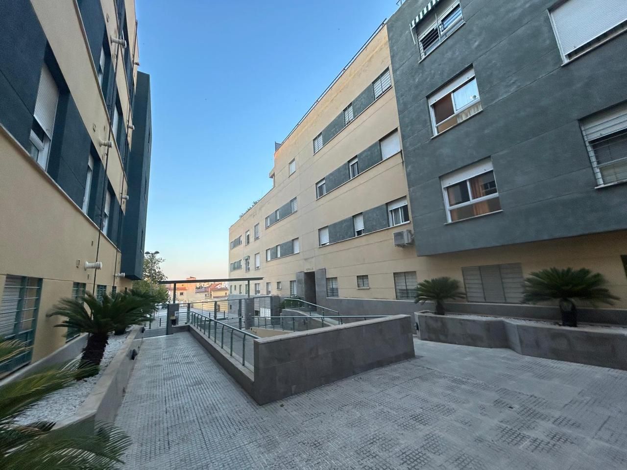 Vista exterior de Pis en venda en Dos Hermanas amb Aire condicionat i Traster
