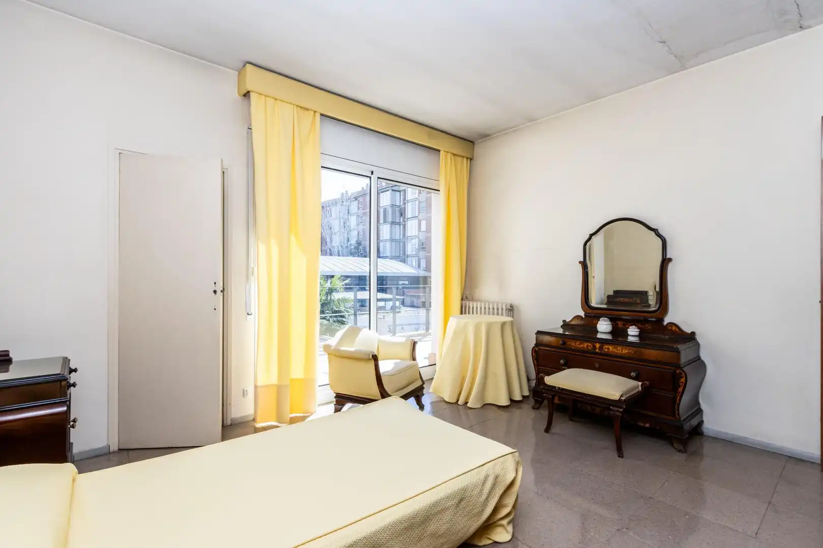 Habitación de Casa adosada en venta en Sabadell con Piscina comunitaria