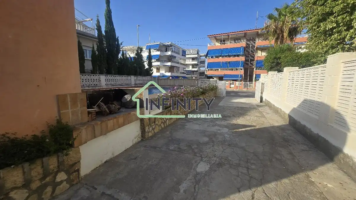 Vista exterior de Casa o xalet en venda en Oliva amb Aire condicionat, Terrassa i Traster